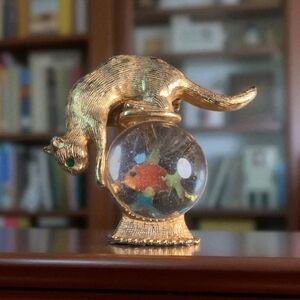Vintage Gold Crown Cat & Fishbowl Figural Brooch Lucite Globe Gold Tone 1.5" Pin